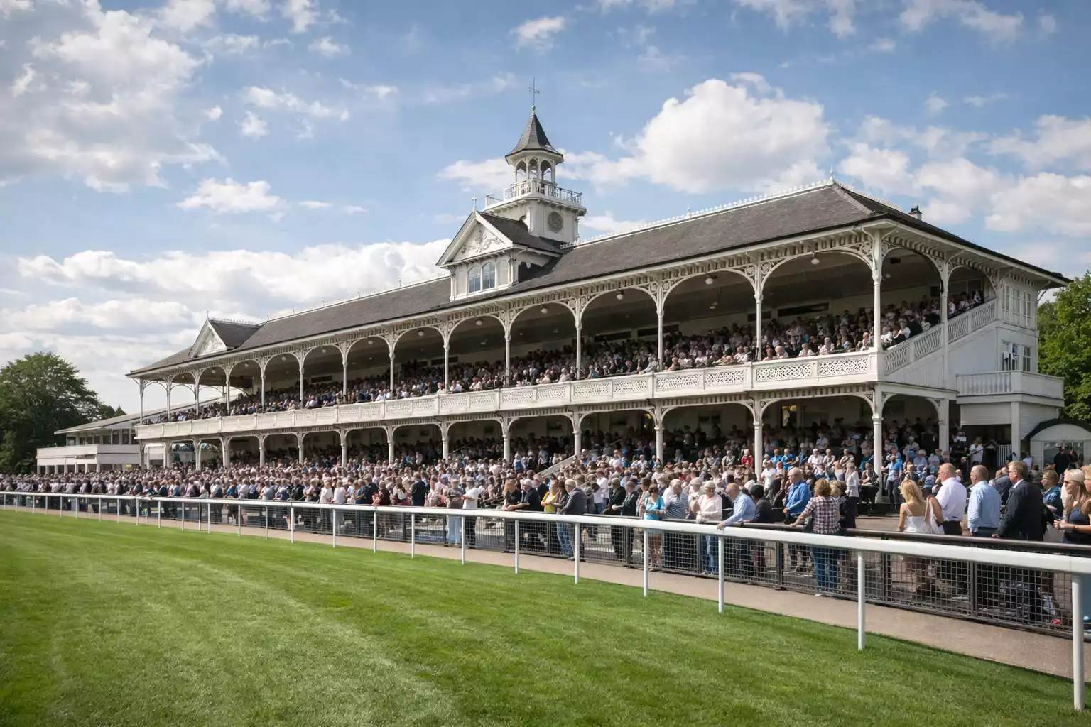Historische Pferderennbahn mit eleganten Tribünen und Zuschauern